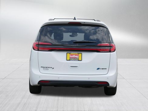 Used 2024 Chrysler Pacifica Premium FWD image 6
