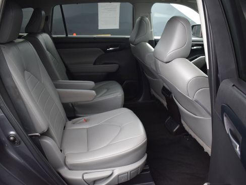 Used 2022 Toyota Highlander XLE image 11