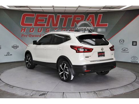 Used 2022 Nissan Rogue Sport SL FWD image 3