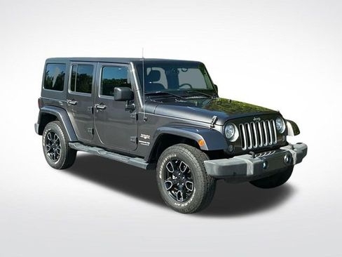 Used 2018 Jeep Wrangler Unlimited Sahara w/ Connectivity Group AWD/4WD image 8