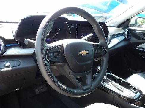 Used 2025 Chevrolet Trax LT FWD image 23