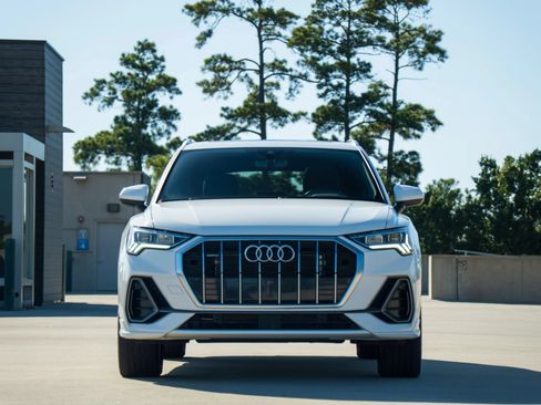 Used 2023 Audi Q3 2.0T Premium w/ Convenience Package AWD/4WD image 2