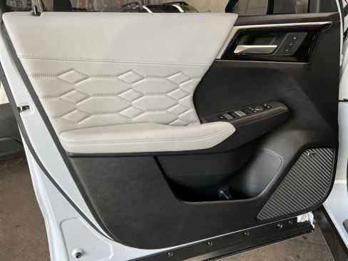 Used 2025 Mitsubishi Outlander SEL image 14