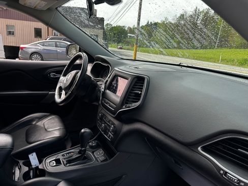 Used 2019 Jeep Cherokee Latitude Plus w/ Cold Weather Group AWD/4WD image 8