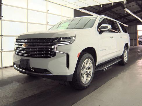 Used 2023 Chevrolet Suburban Premier image 2