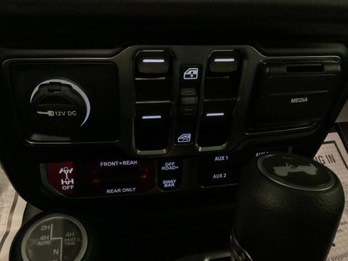 Used 2025 Jeep Wrangler Unlimited Rubicon 4xe w/ Convenience Group AWD/4WD image 26