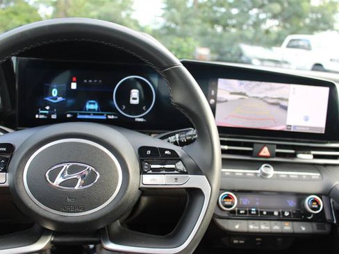 Used 2025 Hyundai Elantra SEL FWD image 13