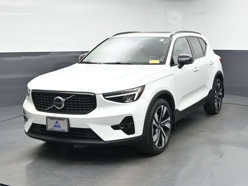 Used 2023 Volvo XC40 B5 Plus w/ Driver Assist Package AWD/4WD image 3