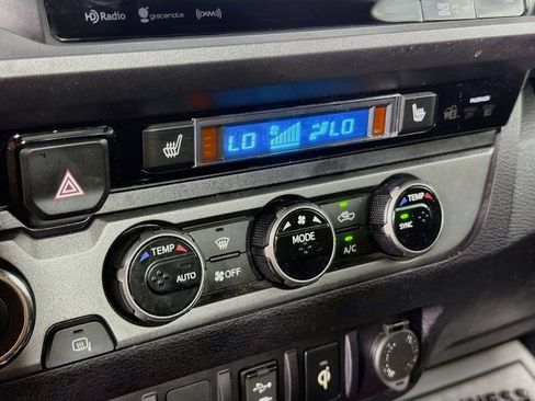 Used 2017 Toyota Tacoma TRD Sport AWD/4WD image 16