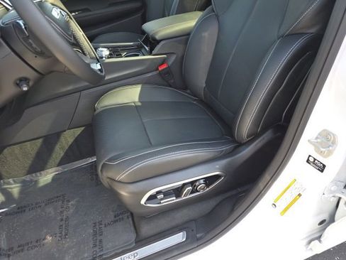 Used 2025 Jeep Grand Cherokee Overland w/ Adv Protech Group III image 15