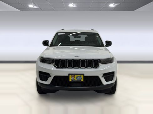 Used 2023 Jeep Grand Cherokee Laredo w/ Luxury Tech Group I AWD/4WD image 5