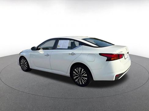 Used 2025 Nissan Altima 2.5 SV FWD image 10
