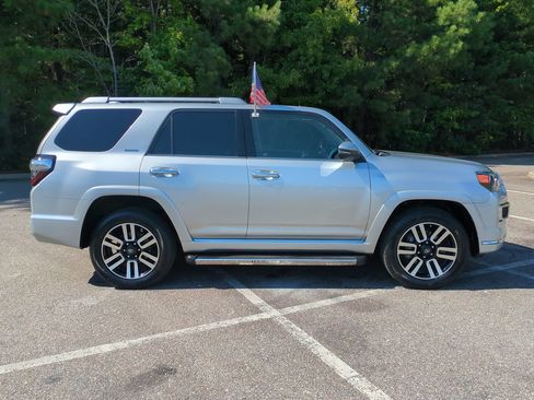 Used 2016 Toyota 4Runner Limited AWD/4WD image 3