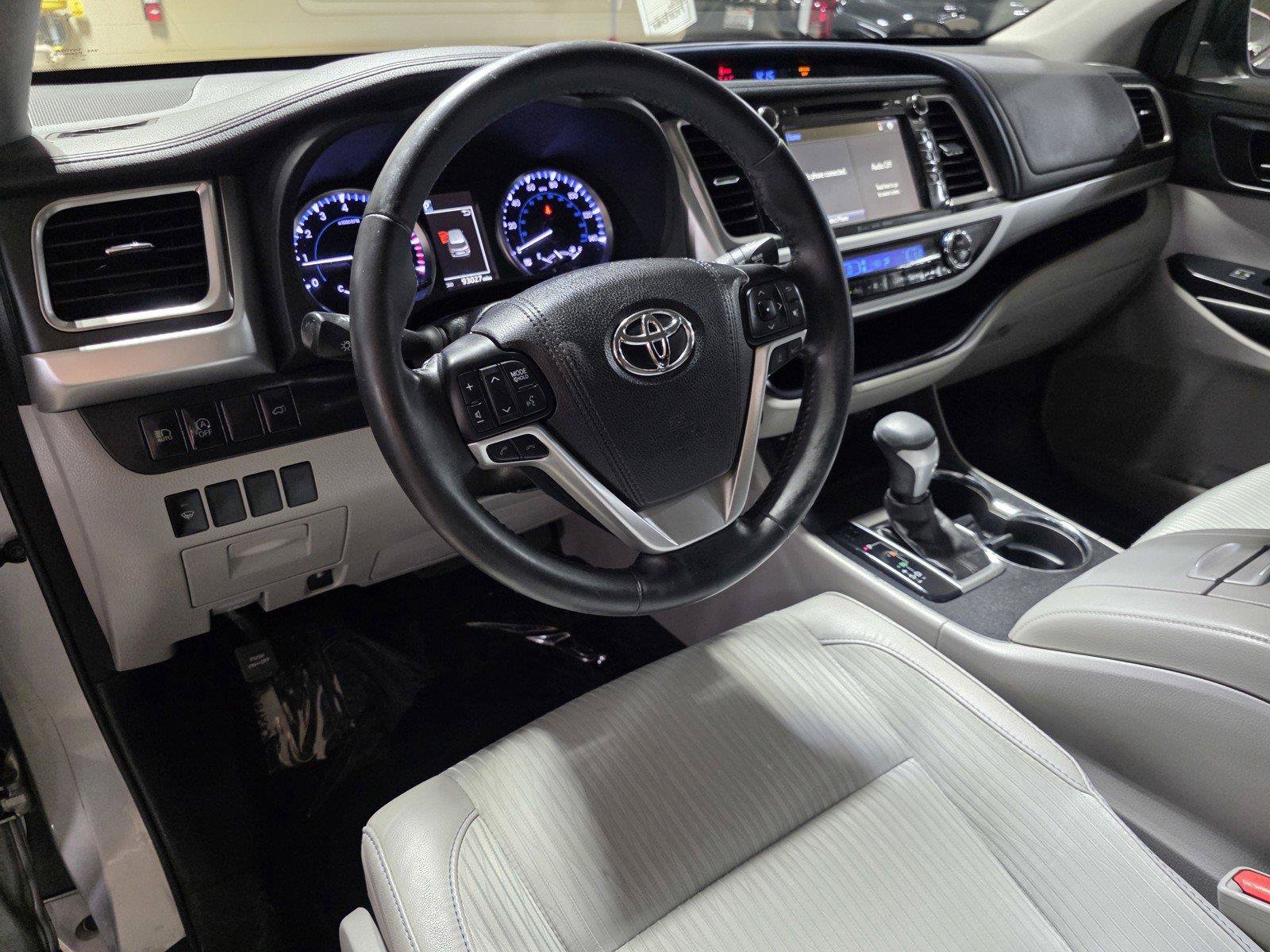 Used 2017 Toyota Highlander Plus FWD image 25