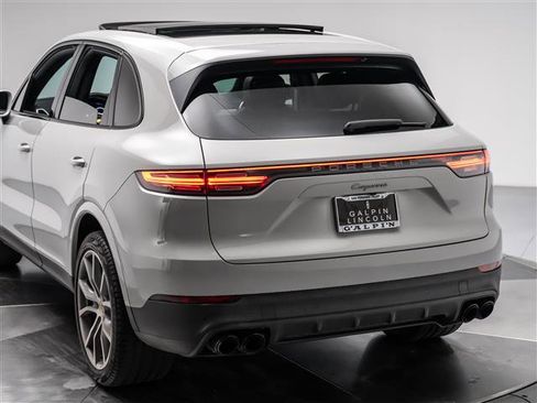 Used 2023 Porsche Cayenne Platinum Edition image 32