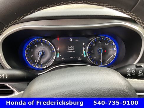 Used 2024 Chrysler Pacifica Touring-L FWD image 32