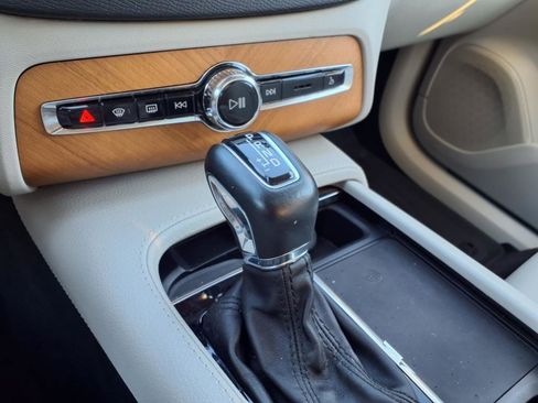 Used 2022 Volvo XC90 T6 Momentum w/ Advanced Package image 23