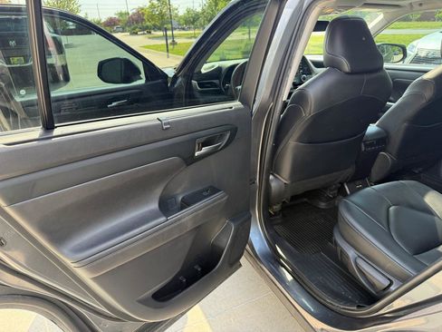 Used 2020 Toyota Highlander XLE FWD image 14