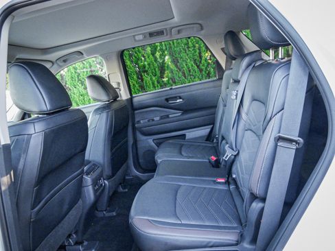 Used 2024 Nissan Pathfinder Platinum w/ Cargo Package image 31