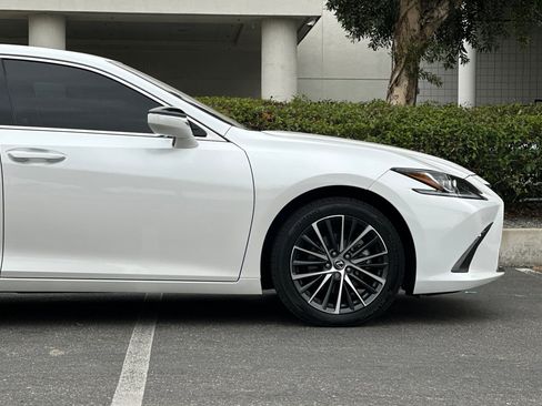 Used 2025 Lexus ES 300h w/ Premium Package FWD image 33