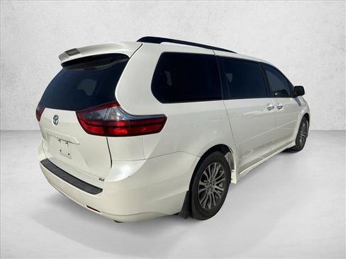 Used 2020 Toyota Sienna XLE FWD image 5