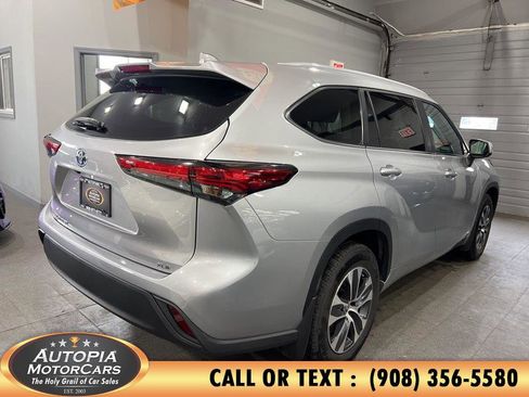 Used 2023 Toyota Highlander XLE AWD/4WD image 4