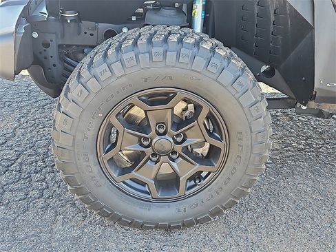 Used 2023 Jeep Gladiator Willys image 13