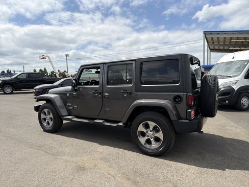 Used 2018 Jeep Wrangler Unlimited Sahara AWD/4WD image 3