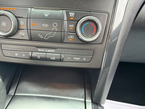 Used 2018 Ford Explorer XLT FWD image 35