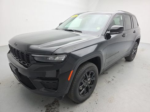 Used 2025 Jeep Grand Cherokee Altitude AWD/4WD image 6