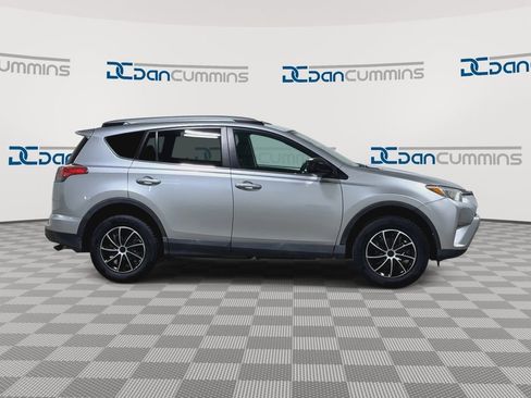 Used 2018 Toyota RAV4 LE AWD/4WD image 2