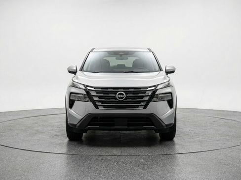 Used 2025 Nissan Rogue SV image 2