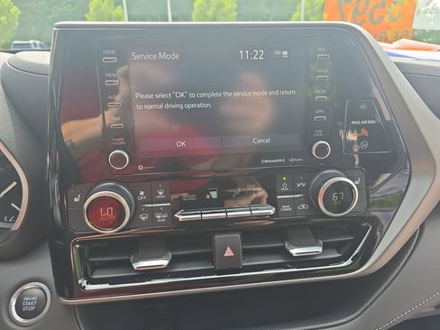 Used 2020 Toyota Highlander XLE AWD/4WD image 21