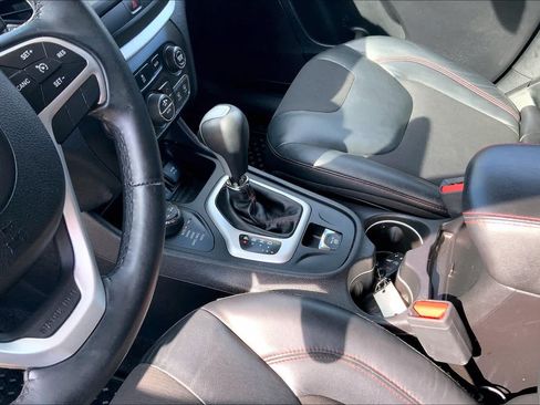 Used 2017 Jeep Cherokee Trailhawk w/ Comfort/Convenience Group AWD/4WD image 15