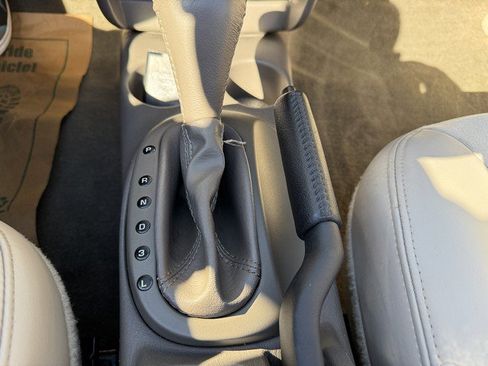 Used 2006 Chrysler Sebring Limited image 26