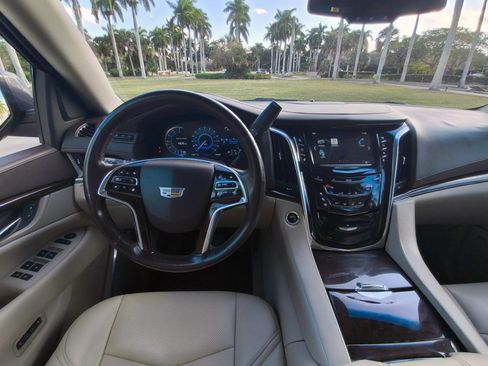 Used 2016 Cadillac Escalade Luxury AWD/4WD image 21