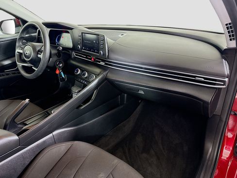 Used 2025 Hyundai Elantra SE image 29