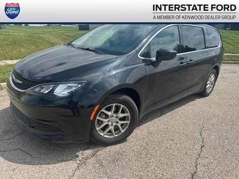 Used 2017 Chrysler Pacifica Touring FWD image 1