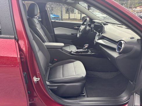 Used 2025 Chevrolet Trax LT w/ LT Convenience Package FWD image 19