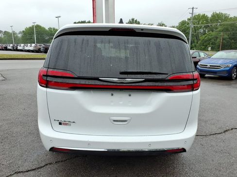 Used 2024 Chrysler Pacifica Touring-L FWD image 15