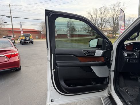 Used 2020 Lincoln Navigator Reserve w/ Equipment Group 208A Reserve image 9