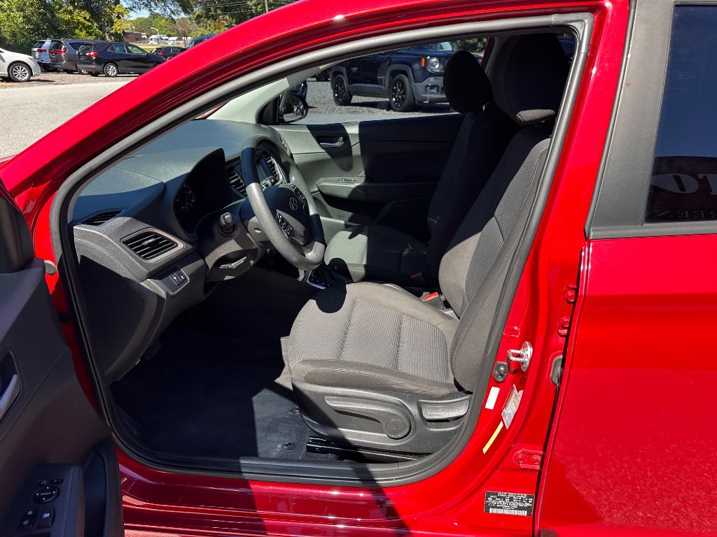 Used 2022 Hyundai Accent SE FWD image 11