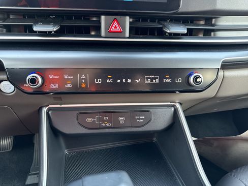 Used 2026 Kia Carnival FWD image 16