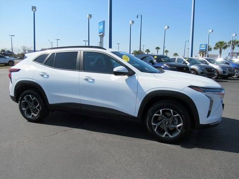 Certified 2024 Chevrolet Trax LT w/ Driver Confidence Package image 4