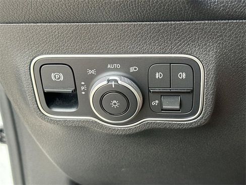 Used 2023 Mercedes-Benz GLB 250 image 16