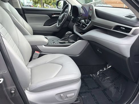 Used 2023 Toyota Highlander XLE AWD/4WD image 12