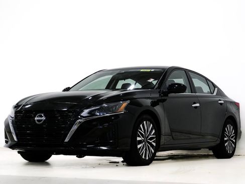 Used 2023 Nissan Altima 2.5 SV image 3