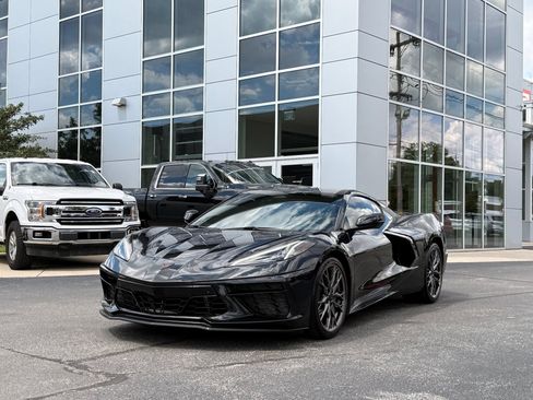 Used 2024 Chevrolet Corvette Stingray Preferred Cpe w/ Battery Protection Package RWD image 2