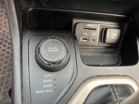 Used 2016 Jeep Cherokee Latitude w/ Cold Weather Group AWD/4WD image 26