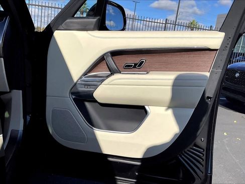 Used 2023 Land Rover Range Rover Long Wheelbase SE image 26